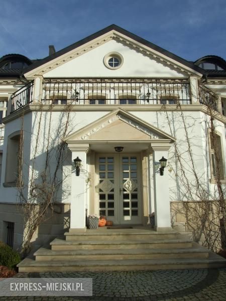 Zbliżenie na główne wejście do pałacu od strony zachodniej 