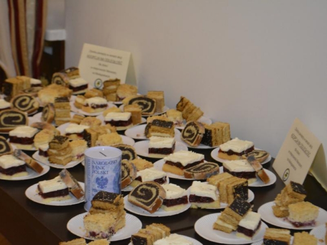 Podczas sesji w gminie i powiecie młodzi radni sprzedawali ciasta-cegiełki