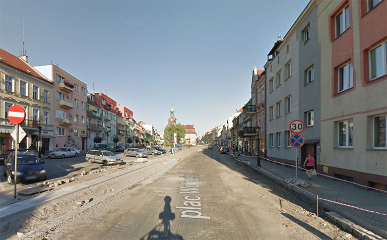 Na pierwszym planie widać cień aparatu zamontowanego na dachu samochodu należącego do Google.