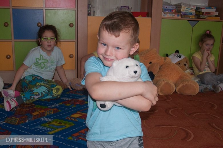 Oskar: Moja babcia nazywa się babcia Agnieszka, a dziadek nazywa się po prostu Dziadek. On lubi piłować drzewo i jeść czekoladę z truskawkami. Babcia lubi robić śniadania. Gotuje pyszne ziemniaczki. Razem z dziadkiem lubię podnosić ciężkie rzeczy i mam mięśnie.