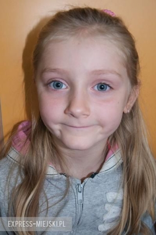 Ula: Moja babcia Gosia lubi pić kawę z dziadkiem Krzyśkiem. Dziadkowie najbardziej lubią pić kawę, a kiedy do nich przyjeżdżam oni piją kawę, a ja herbatę. Lubię się z nimi bawić. Kocham moich dziadków, bo pod choinkę dają mi miśki.