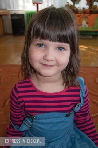 Ola: Do babci i dziadka trzeba jeździć samochodem, bo mieszkają w Bystrzycy. Moja babcia nazywa się Tereska, a dziadek Rysiek. Kocham moich dziadków, bo pozwalają mi ze sobą spać. Babcia gotuje mi pyszną sałatkę owocową z jabłek i bananów.  Chciałabym życzyć moim dziadkom szczęścia i zdrowia. 