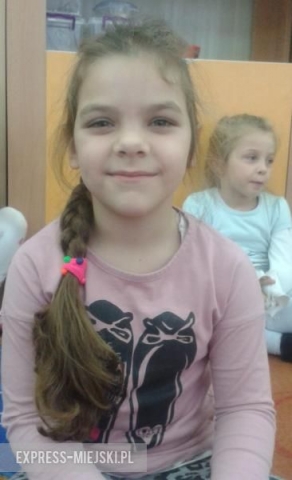 Malwina:Mój dziadek ma na imię dziadek Andrzej, a babcia ma na imię babcia Grażynka. Mój dziadek lubi czekoladę i lubi się ze mną bawić. Lubię też wychodzić na spacer z Sarą. To piesek dziewczynka. Moja babcia robi jedzenie. Ale teraz chodzi do pracy i bardzo za nią tęsknię. Miałam też babcię Stefcię i drugiego dziadka, ale nie pamiętam, jak miał na imię. Ale wiem, że bardzo mnie kochał, ale on zmarł bardzo dawno temu. 