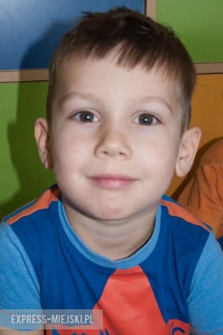 Gracjan: Mój dziadek i babcia Krysia mieszkają w Mysłakowicach, a babcia Karolina mieszka blisko. Babcia lubi jak do niej przyjadę. Moja druga babcia też lubi, jak do niej przyjadę. Lubię bawić się  z dziadkami, a w Mysłakowicach też lubię się bawić. Bawię się tam z moim kolegą Dominikiem, bo ma fajne zabawki. Kocham moich dziadków, bo ciągle mi coś kupują. Dziadkom można życzyć dużo zdrowia, szczęścia i żeby długo żyli i zawsze mieli radosny dzień. 