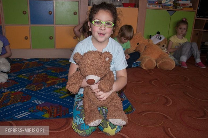 Zuzia: Mój dziadzia nazywa się Janek, a babcia Wioletta. Kocham moich dziadków, bo mogę chodzić z nimi spać. Można im życzyć, żeby byli weseli.