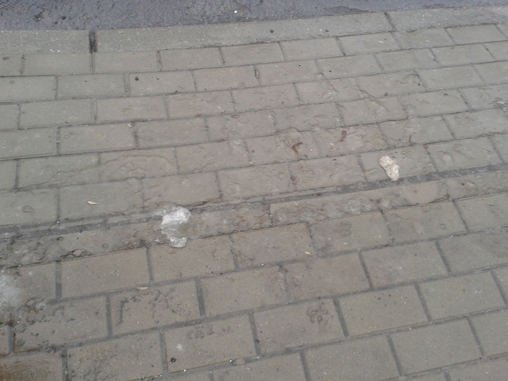 Oblodzone i śliskie chodniki w naszym mieście