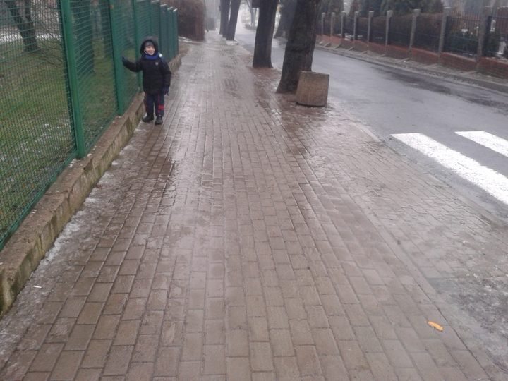 Oblodzone i śliskie chodniki w naszym mieście