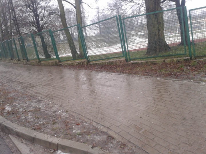 Oblodzone i śliskie chodniki w naszym mieście