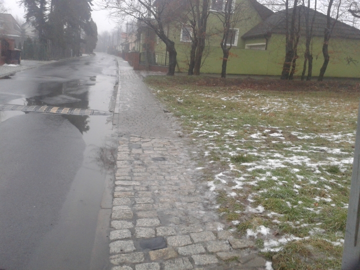 Oblodzone i śliskie chodniki w naszym mieście