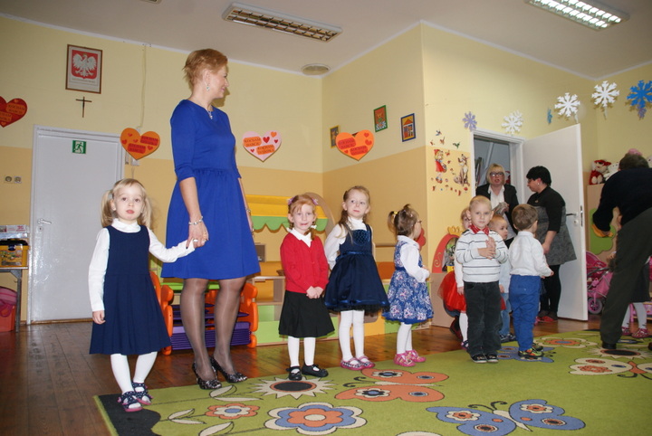 Maluchy zaprezentowały program artystyczny dla ukochanych dziadków