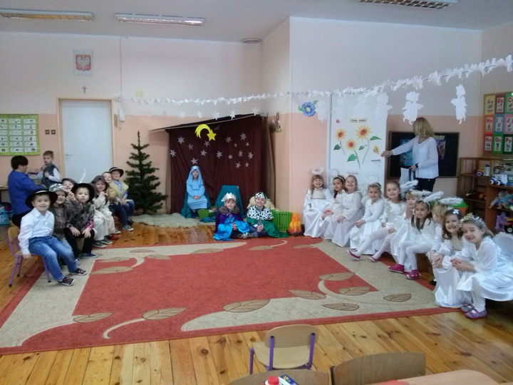 Maluchy zaprezentowały program artystyczny dla ukochanych dziadków