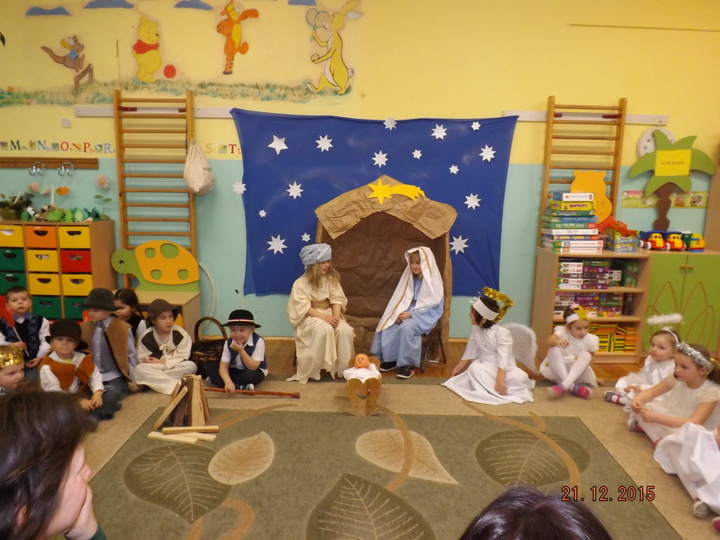 Maluchy zaprezentowały program artystyczny dla ukochanych dziadków