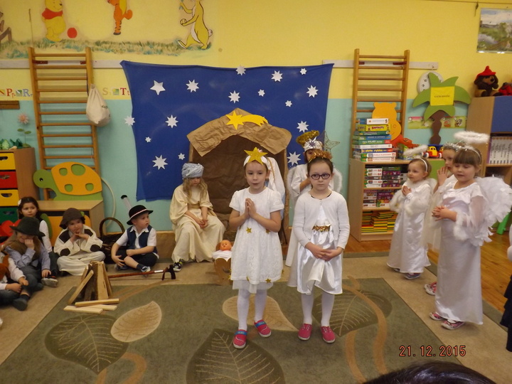 Maluchy zaprezentowały program artystyczny dla ukochanych dziadków