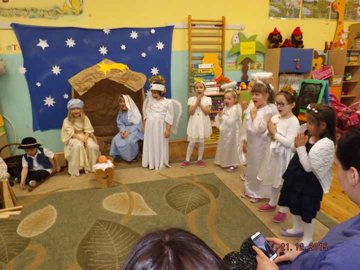 Maluchy zaprezentowały program artystyczny dla ukochanych dziadków