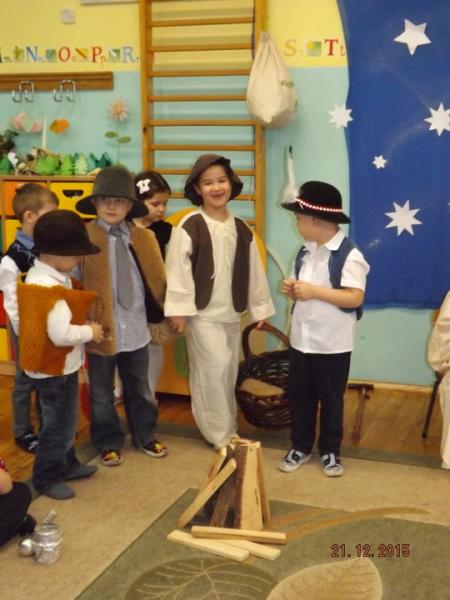 Maluchy zaprezentowały program artystyczny dla ukochanych dziadków