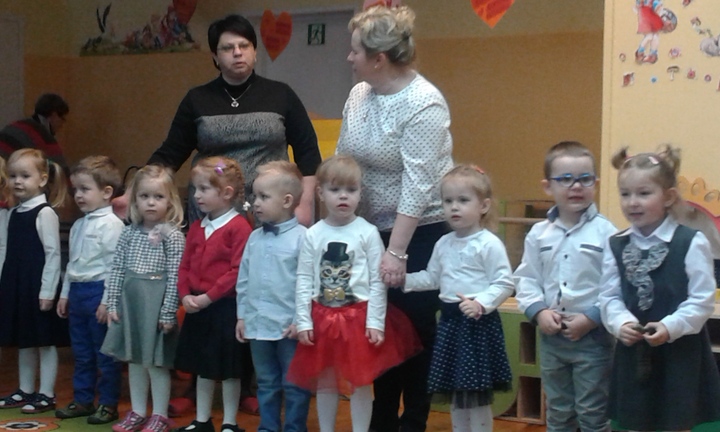 Maluchy zaprezentowały program artystyczny dla ukochanych dziadków