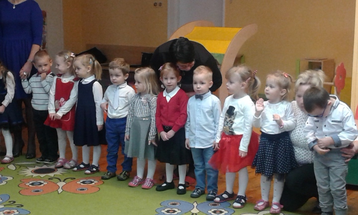 Maluchy zaprezentowały program artystyczny dla ukochanych dziadków