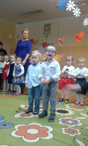 Maluchy zaprezentowały program artystyczny dla ukochanych dziadków