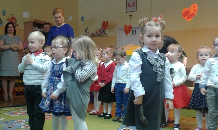 Maluchy zaprezentowały program artystyczny dla ukochanych dziadków