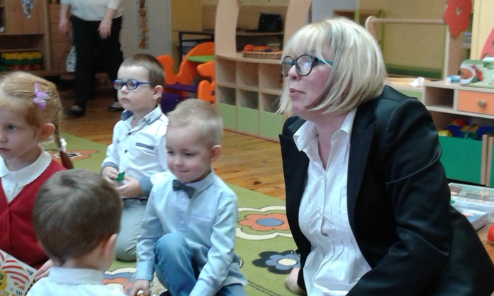 Maluchy zaprezentowały program artystyczny dla ukochanych dziadków