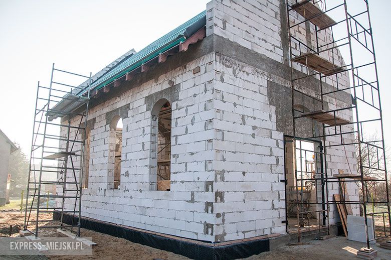 Budowa jeszcze przed założeniem okien i położeniem dachu