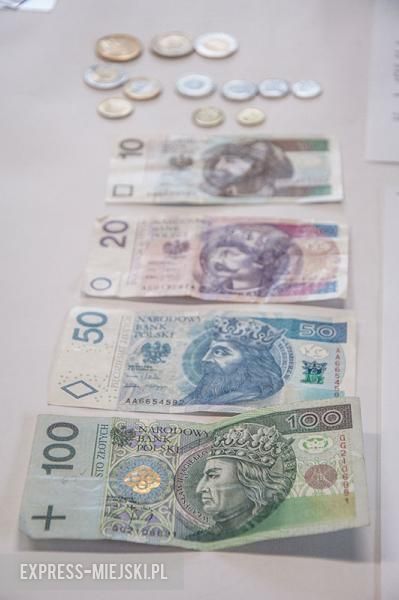 Przedmioty, które znalazły się w kapsule czasu. Wśród nich aktualnie obowiązujące pieniądze