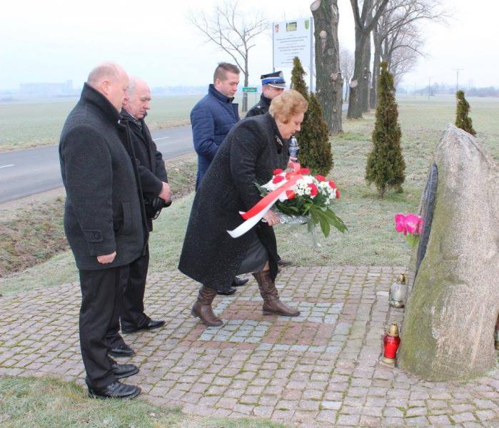 Dla uczczenia pamięci poległych na służbie - pilota Janusza Cygańskiego i ratownika Czesława Buśko, pod obeliskiem w Jarostowie, niedaleko miejsca wypadku Wójt Gminy Udanin Teresa Olkiewicz, Przewodniczący Rady Gminy Udanin Janusz Strzelecki, Radny Gminy Udanin Zdzisław Semczuk, Komendant Gminny OSP Lesław Wasylów oraz Sołtys wsi Jan Becheba złożyli kwiaty oraz zapalili znicze.