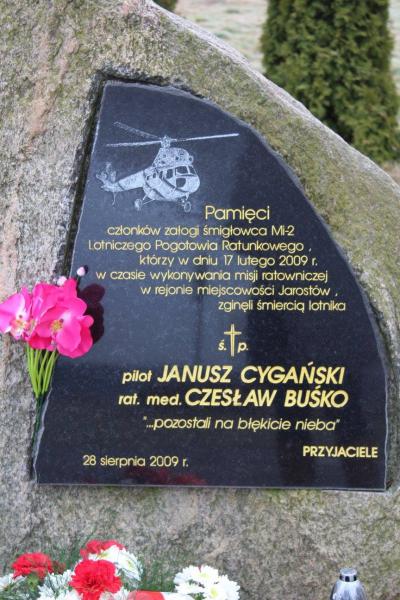 Dla uczczenia pamięci poległych na służbie - pilota Janusza Cygańskiego i ratownika Czesława Buśko, pod obeliskiem w Jarostowie, niedaleko miejsca wypadku Wójt Gminy Udanin Teresa Olkiewicz, Przewodniczący Rady Gminy Udanin Janusz Strzelecki, Radny Gminy Udanin Zdzisław Semczuk, Komendant Gminny OSP Lesław Wasylów oraz Sołtys wsi Jan Becheba złożyli kwiaty oraz zapalili znicze.