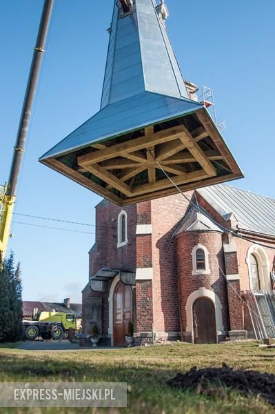 Montaż nowej kopuły trwał przeszło dwie godziny