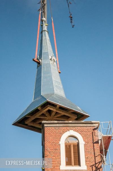 Montaż nowej kopuły trwał przeszło dwie godziny