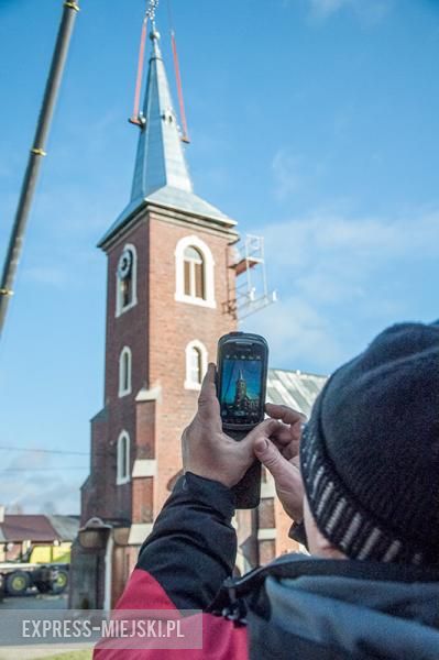 Montaż nowej kopuły trwał przeszło dwie godziny