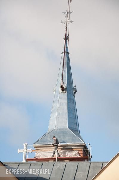 Montaż nowej kopuły trwał przeszło dwie godziny