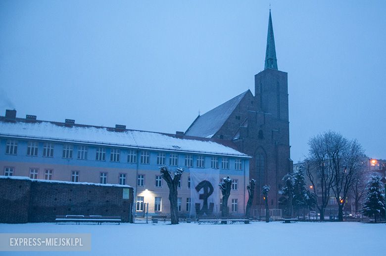 Banner na budynku gimnazjum w Środzie Śląskiej