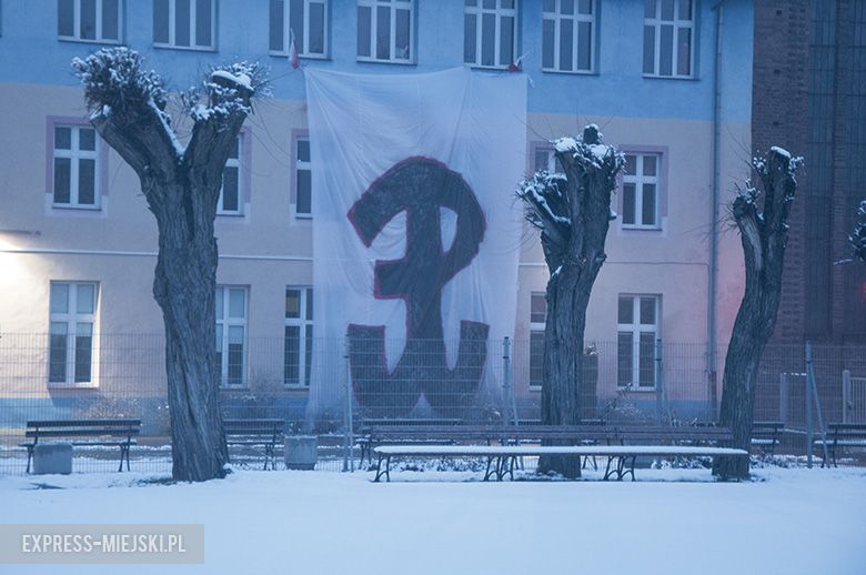 Banner na budynku gimnazjum w Środzie Śląskiej