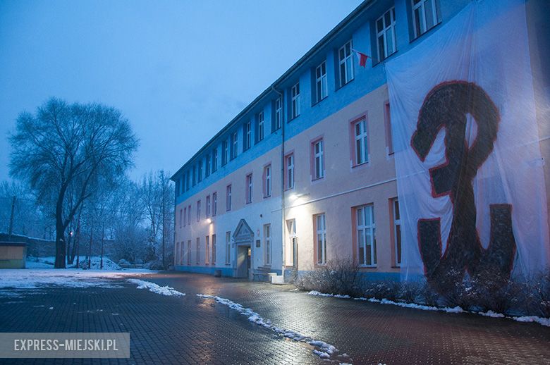 Banner na budynku gimnazjum w Środzie Śląskiej