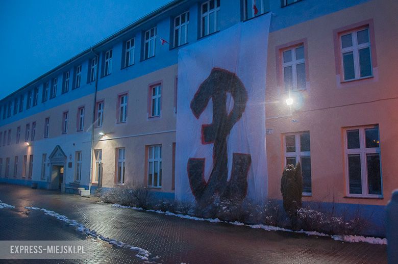 Banner na budynku gimnazjum w Środzie Śląskiej