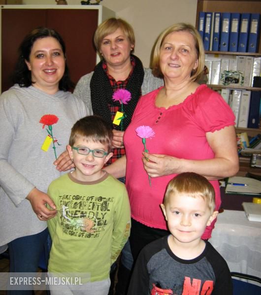 przedszkolaki rozdały kwiaty