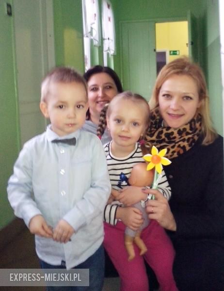 przedszkolaki rozdały kwiaty