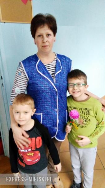 przedszkolaki rozdały kwiaty