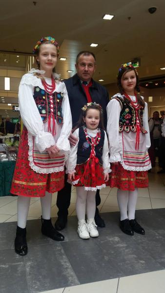 W środku Maja, najmłodsza członkini zespołu Radośni, która wystąpiła dziś w Pasażu Grunwaldzkim