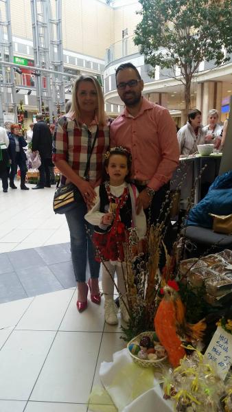 W środku Maja, najmłodsza członkini zespołu Radośni, która wystąpiła dziś w Pasażu Grunwaldzkim