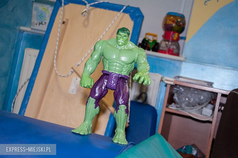 Milenka podczas ćwiczeń rehabilitacyjnych