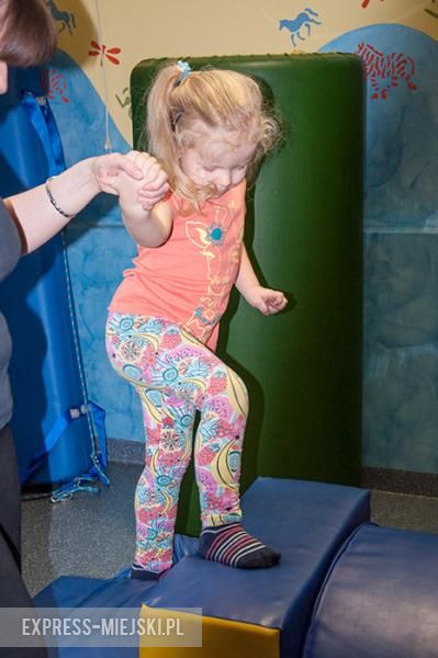 Milenka podczas ćwiczeń rehabilitacyjnych