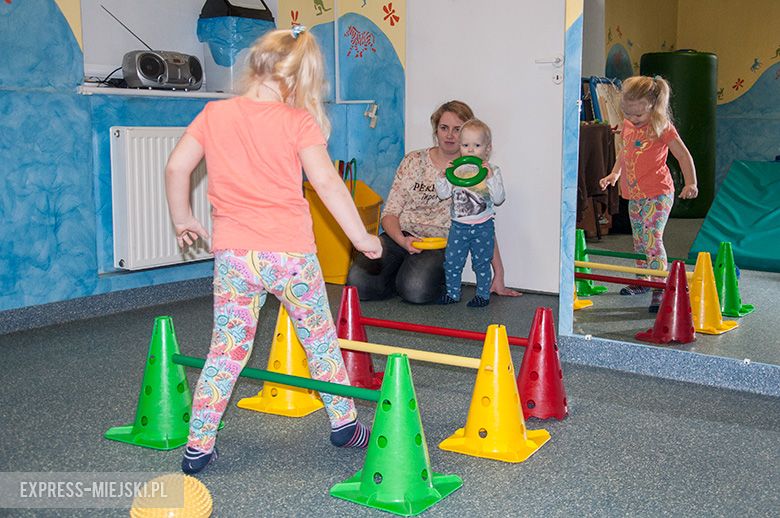 Milenka podczas ćwiczeń rehabilitacyjnych