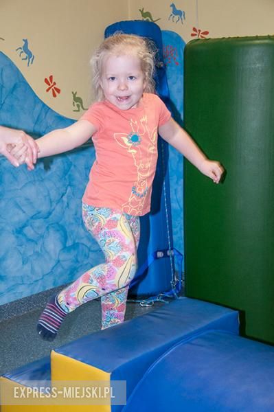 Milenka podczas ćwiczeń rehabilitacyjnych