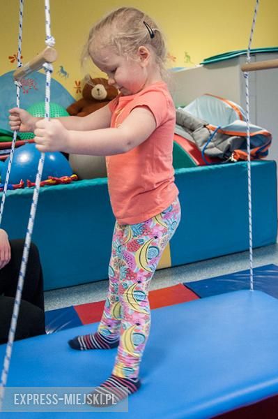 Milenka podczas ćwiczeń rehabilitacyjnych