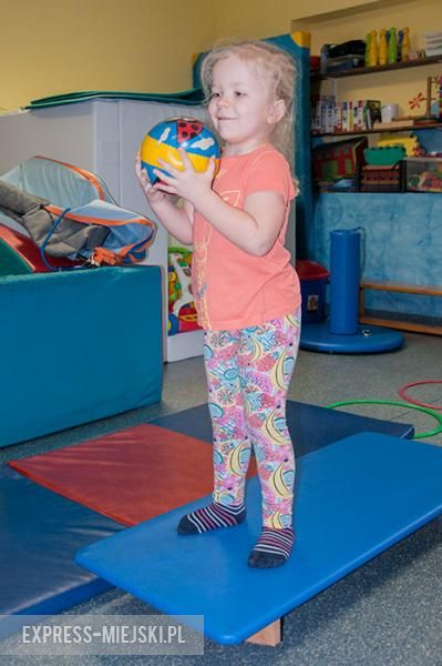 Milenka podczas ćwiczeń rehabilitacyjnych