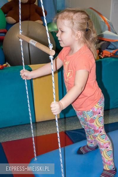 Milenka podczas ćwiczeń rehabilitacyjnych