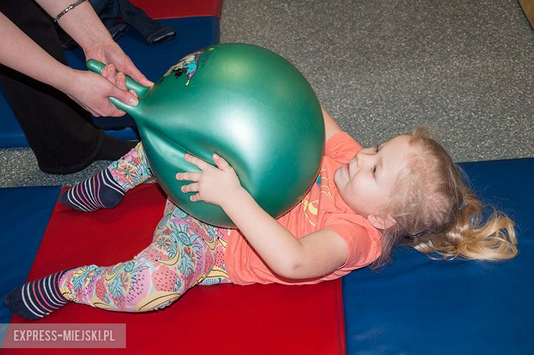 Milenka podczas ćwiczeń rehabilitacyjnych