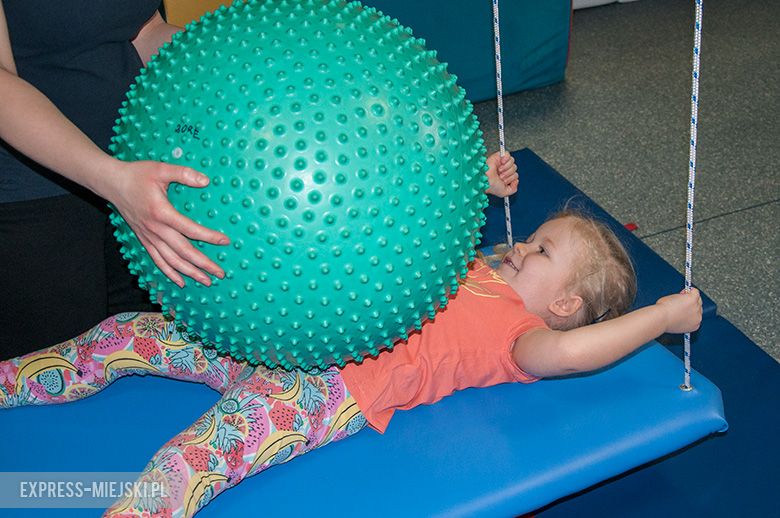 Milenka podczas ćwiczeń rehabilitacyjnych